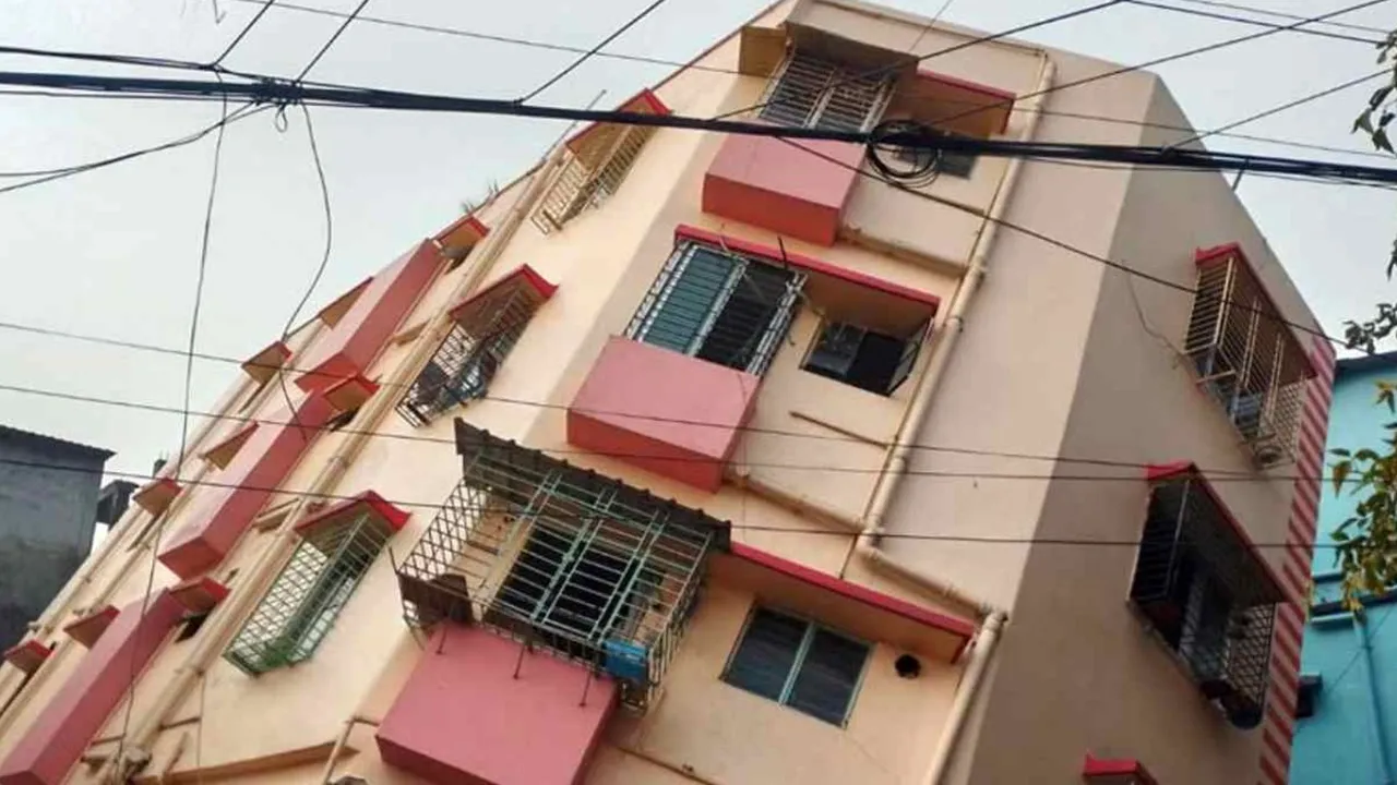 Baghajatin Building Collapse: মঙ্গলবার দুপুরে আচমকা ওই চারতলা ফ্ল্যাটবাড়ি একদিকে হেলে পড়ে