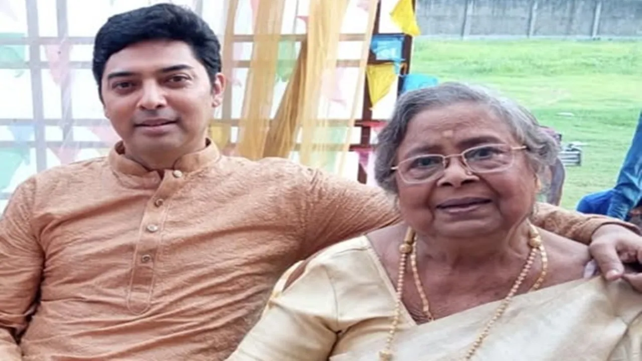 পাঁজরের হাড় ভেঙে শয্যাশায়ী বাসন্তী দেবী