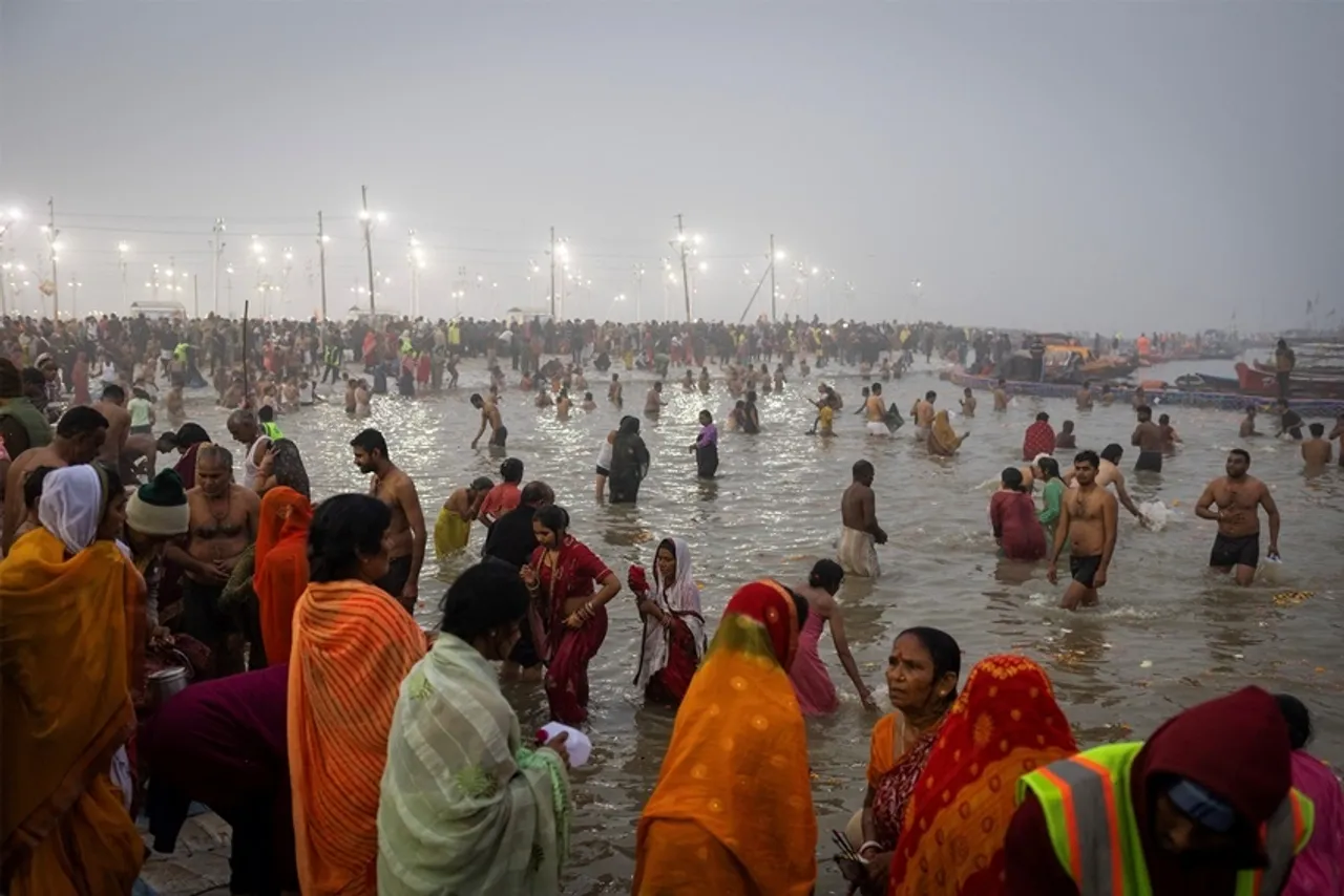 Female Naga Sadhu: একজন মহিলা নাগা সাধুর জীবন ধ্যান, তপস্যা এবং ভক্তিতে পূর্ণ