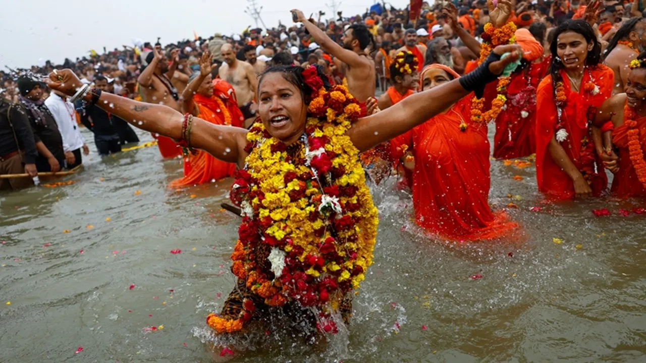 Female Naga Sadhu: একজন মহিলা নাগা সাধুর জীবন ধ্যান, তপস্যা এবং ভক্তিতে পূর্ণ