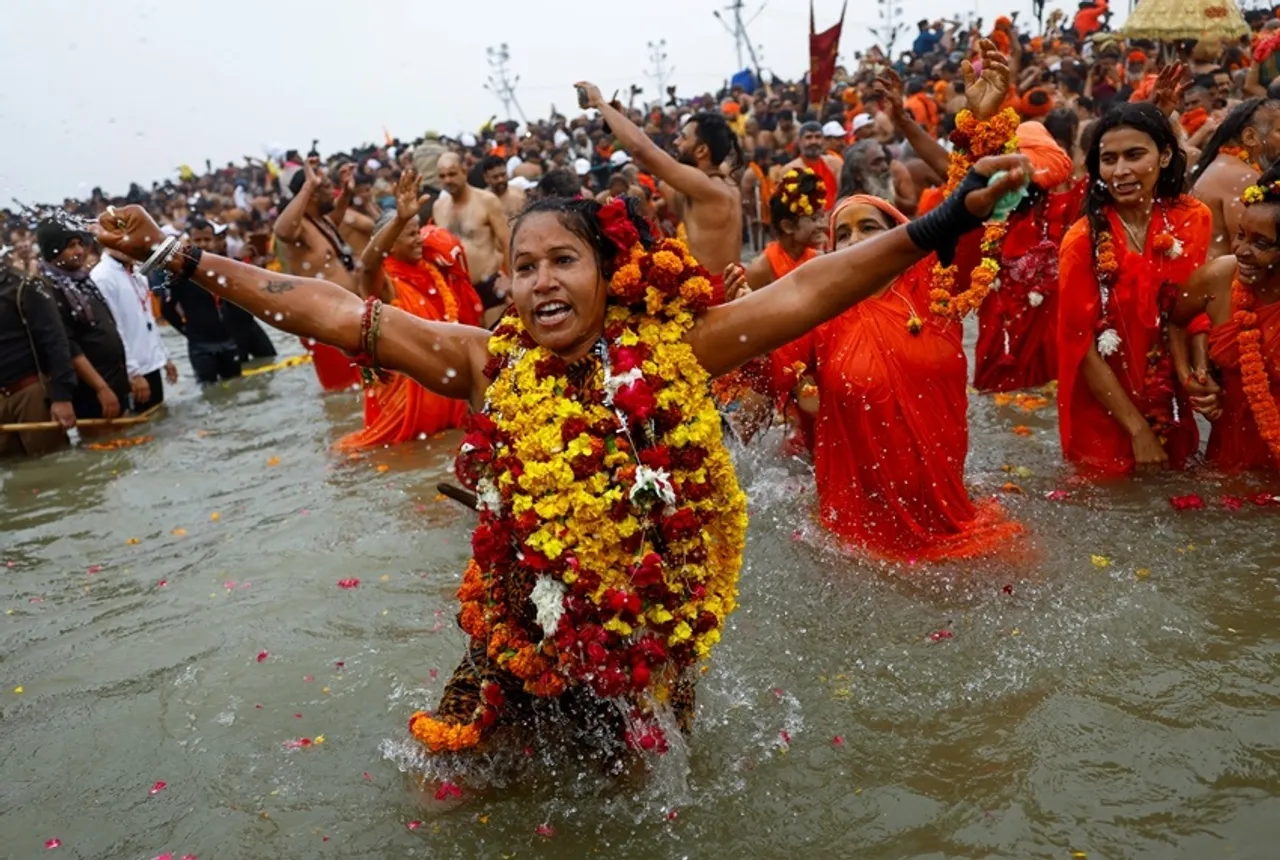 Female Naga Sadhu: একজন মহিলা নাগা সাধুর জীবন ধ্যান, তপস্যা এবং ভক্তিতে পূর্ণ