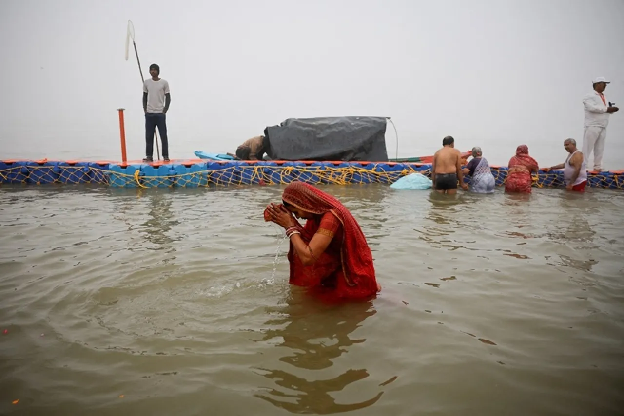 Female Naga Sadhu: একজন মহিলা নাগা সাধুর জীবন ধ্যান, তপস্যা এবং ভক্তিতে পূর্ণ