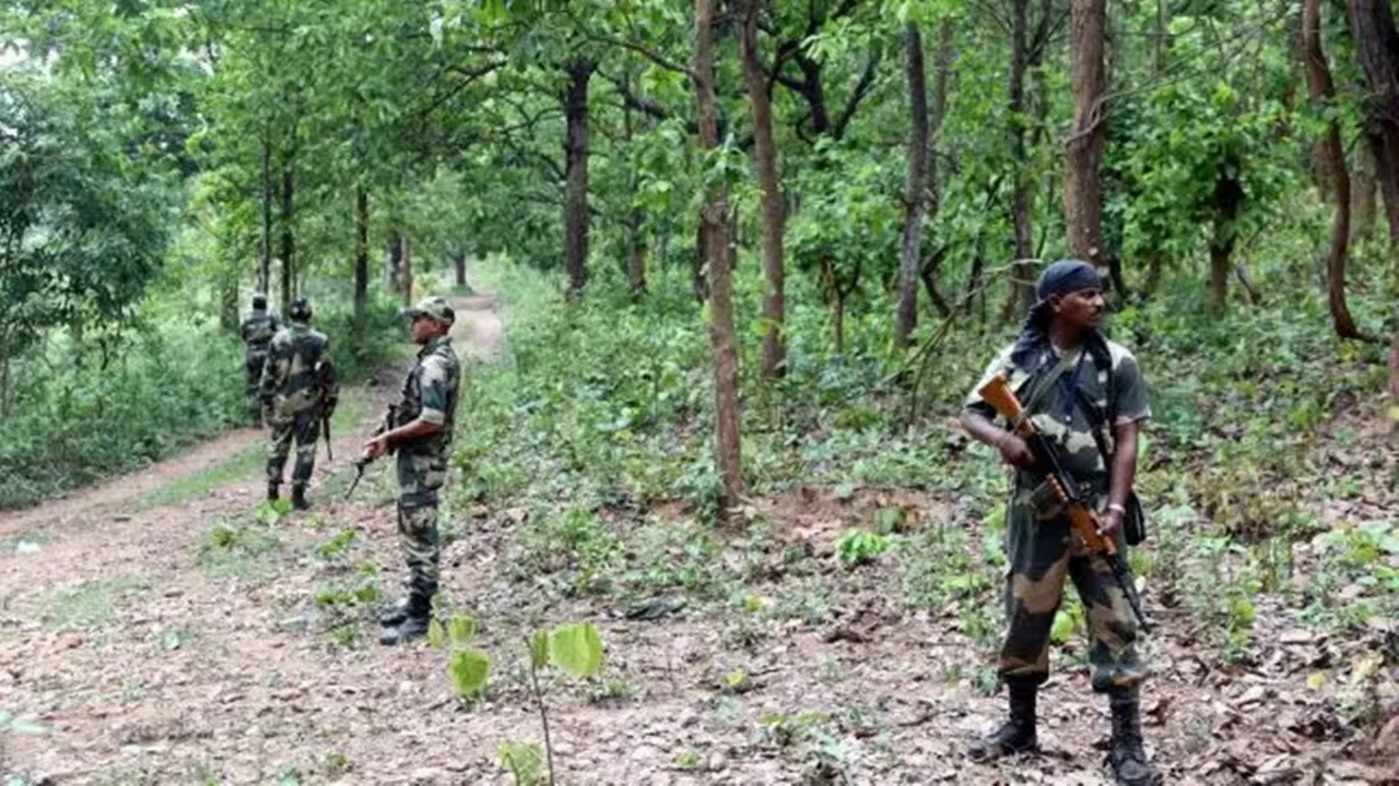 Maoists killed in Chhattisgarh Enconter: নিরাপত্তা বাহিনার সঙ্গে গুলির লড়াইয়ে নিহত ১২ মাওবাদী