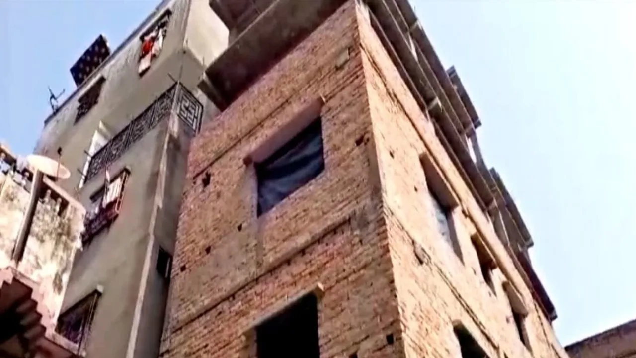 Kamarhati News, Leaning Building in kamarhati,north 24 parganas news,west bengal news,কামারহাটিতে হেলে পড়ল বহুতল,কামারহাটির খবর,পশ্চিমবঙ্গের খবর