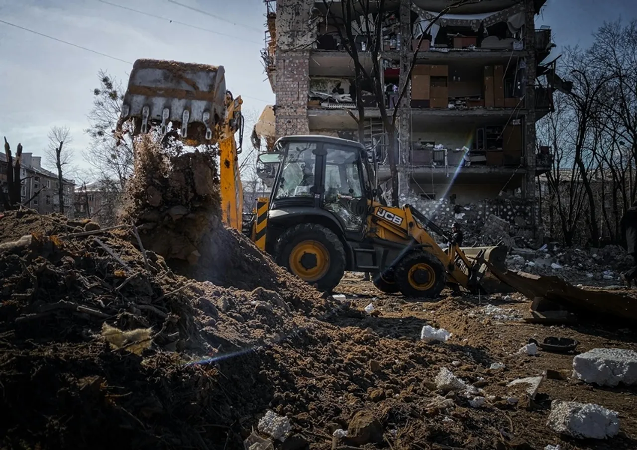 JCB History: কীভাবে ভারতে এল JCB? বুলডোজার কেন বলে একে?