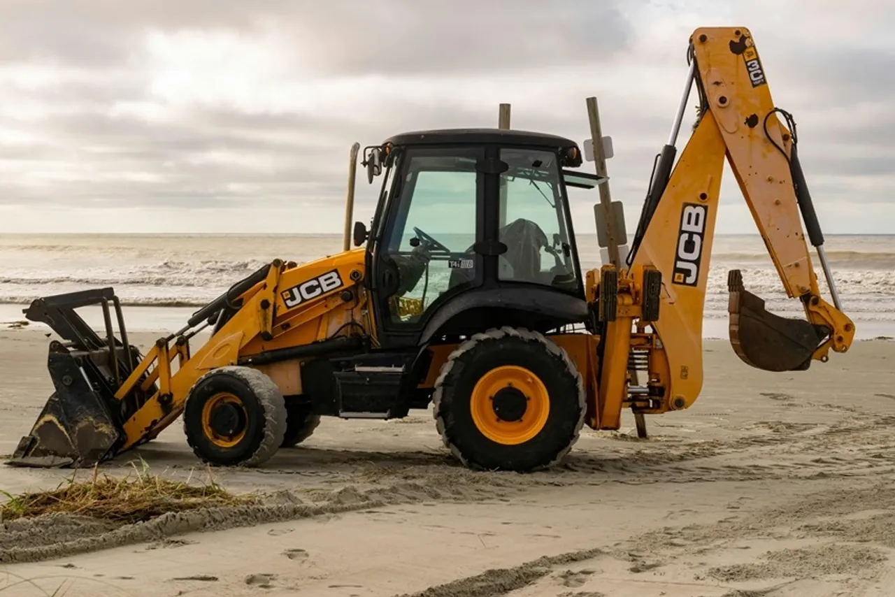 JCB History: কীভাবে ভারতে এল JCB? বুলডোজার কেন বলে একে?