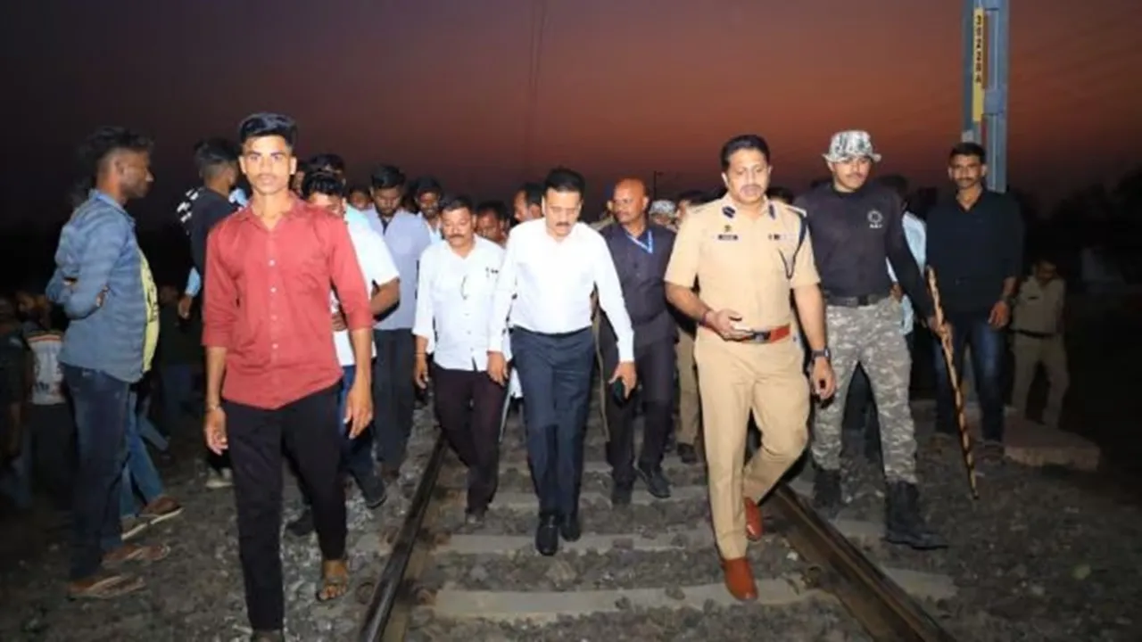 pushpak express, pushpak express train accident, pushpak express train fire, jalgoan news,জলগাঁওয়ে ট্রেন দুর্ঘটনা