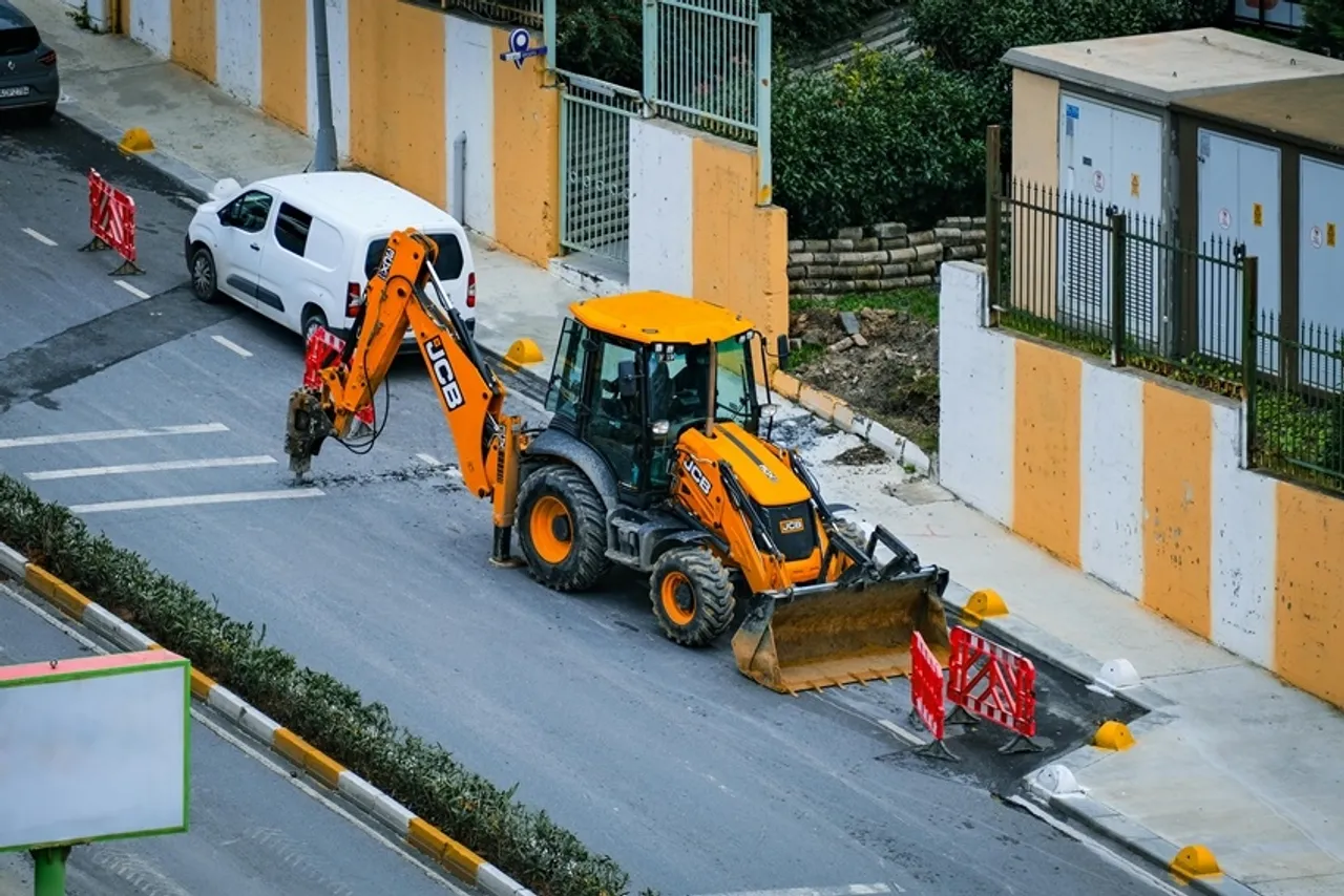 JCB History: কীভাবে ভারতে এল JCB? বুলডোজার কেন বলে একে?