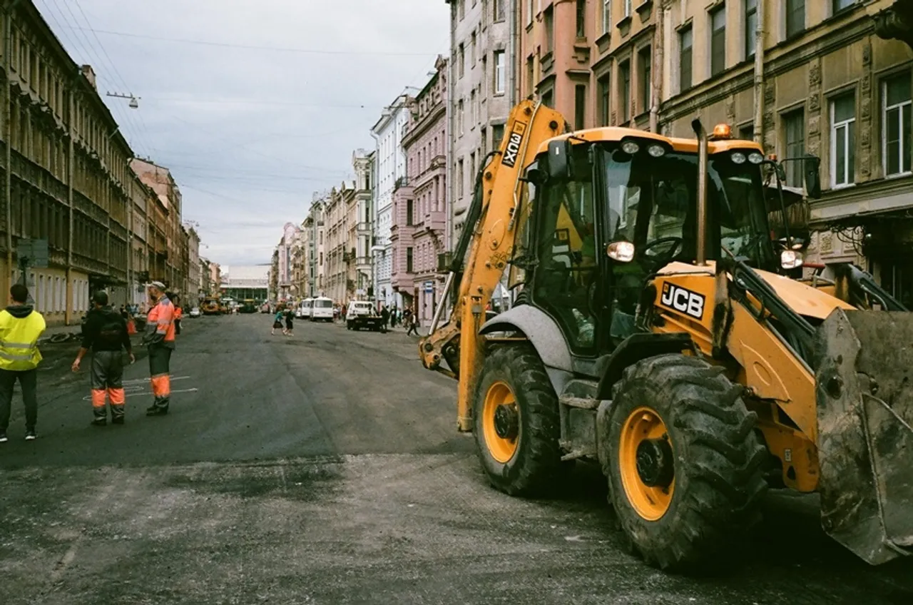 JCB History: কীভাবে ভারতে এল JCB? বুলডোজার কেন বলে একে?