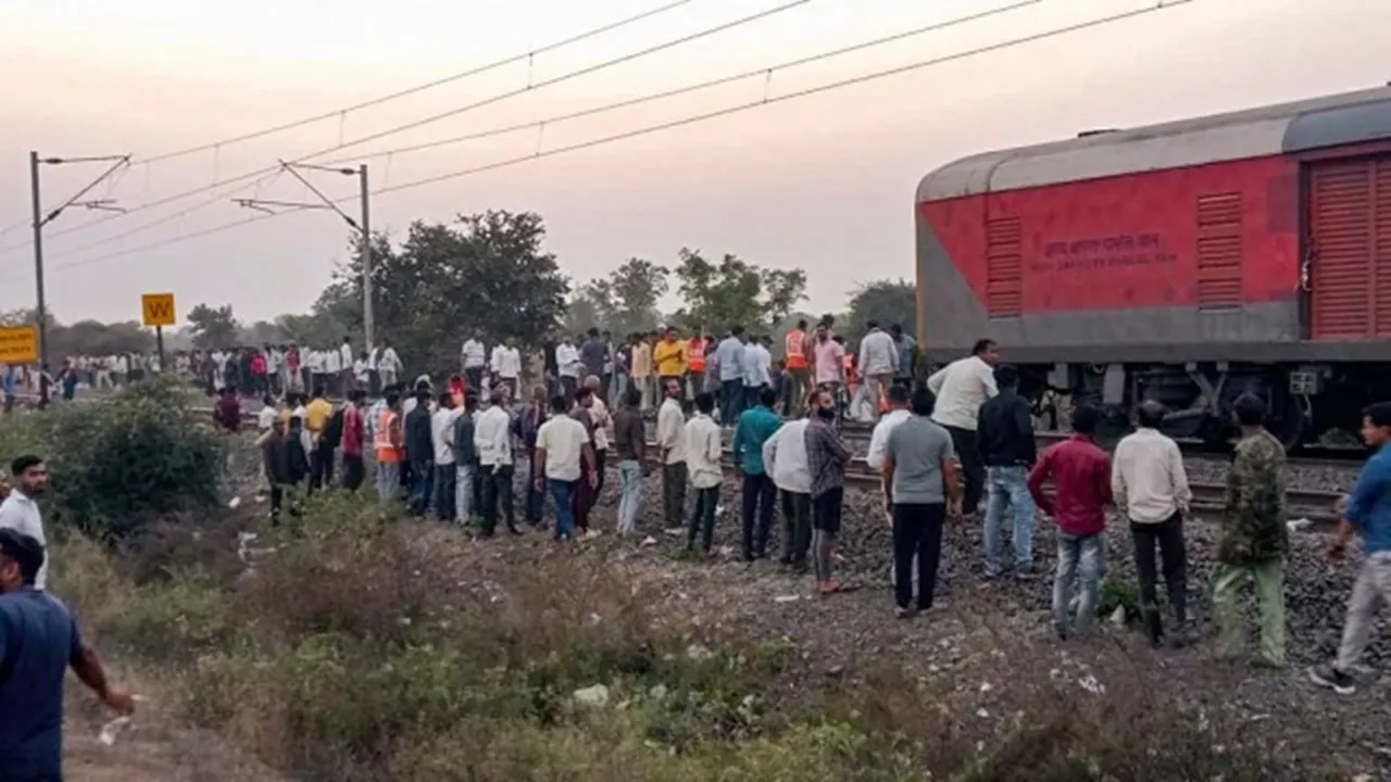Jalgaon Train Accident News: এক চা বিক্রেতা পুষ্পক এক্সপ্রেস ট্রেনে আগুনের গুজব ছড়ায়, তাতেই আতঙ্কিত হয়ে ট্রেন থেকে ঝাঁপ দেন যাত্রীরা