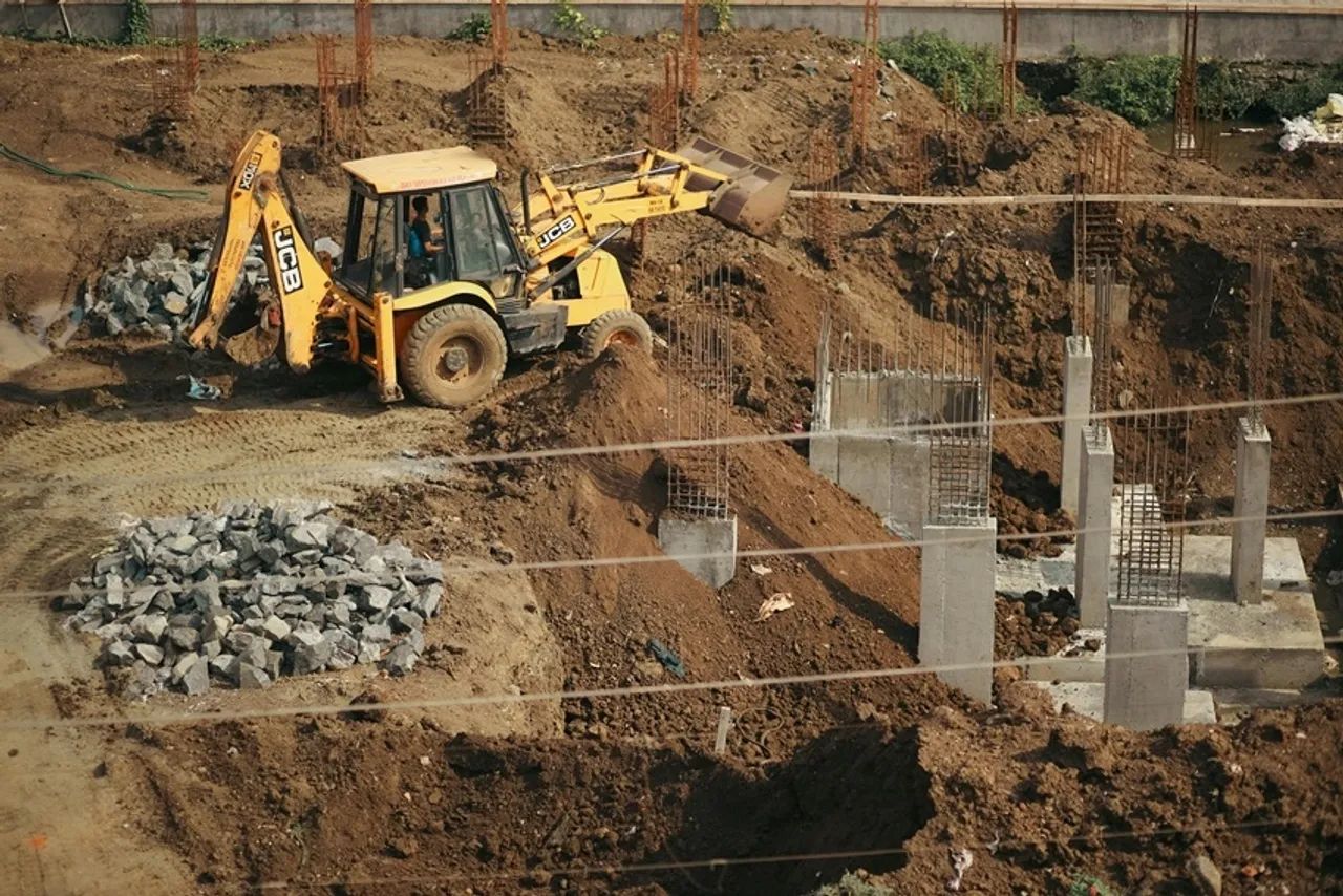 JCB History: কীভাবে ভারতে এল JCB? বুলডোজার কেন বলে একে?