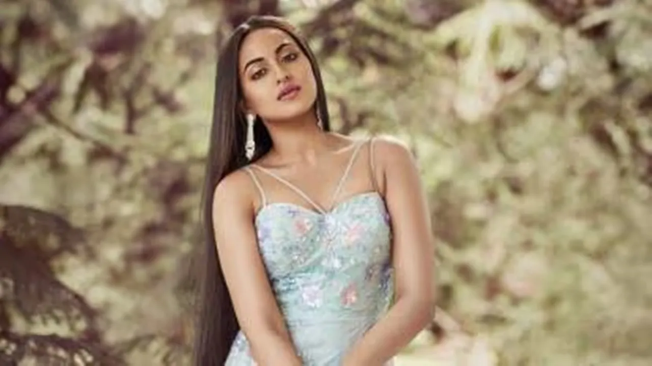 Sonakshi Weight Loss:  ডবল এক্সেল থেকে এখন একদম 'স্লিম অ্যান্ড ট্রিম', কী ভাবে ওজন কমিয়ে তন্বী হয়ে ওঠেন সোনাক্ষী? 