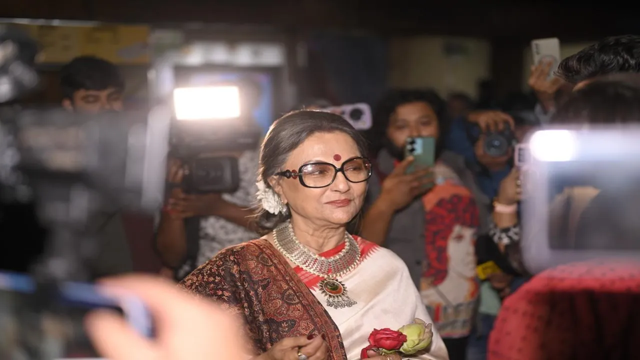 ক্যামেরাবন্দি অমর-জয়া  এই রাত তোমার আমার-এর প্রিমিয়ারে পর্দার অমর-জয়াকে একসঙ্গে পোজ দেওয়ার অনুরোধ চিত্রসাংবাদিকদের। তাঁদের কথা পাশাপাশি অমর-জয়া ওরফে অঞ্জন দত্ত ও অপর্ণা সেন। 