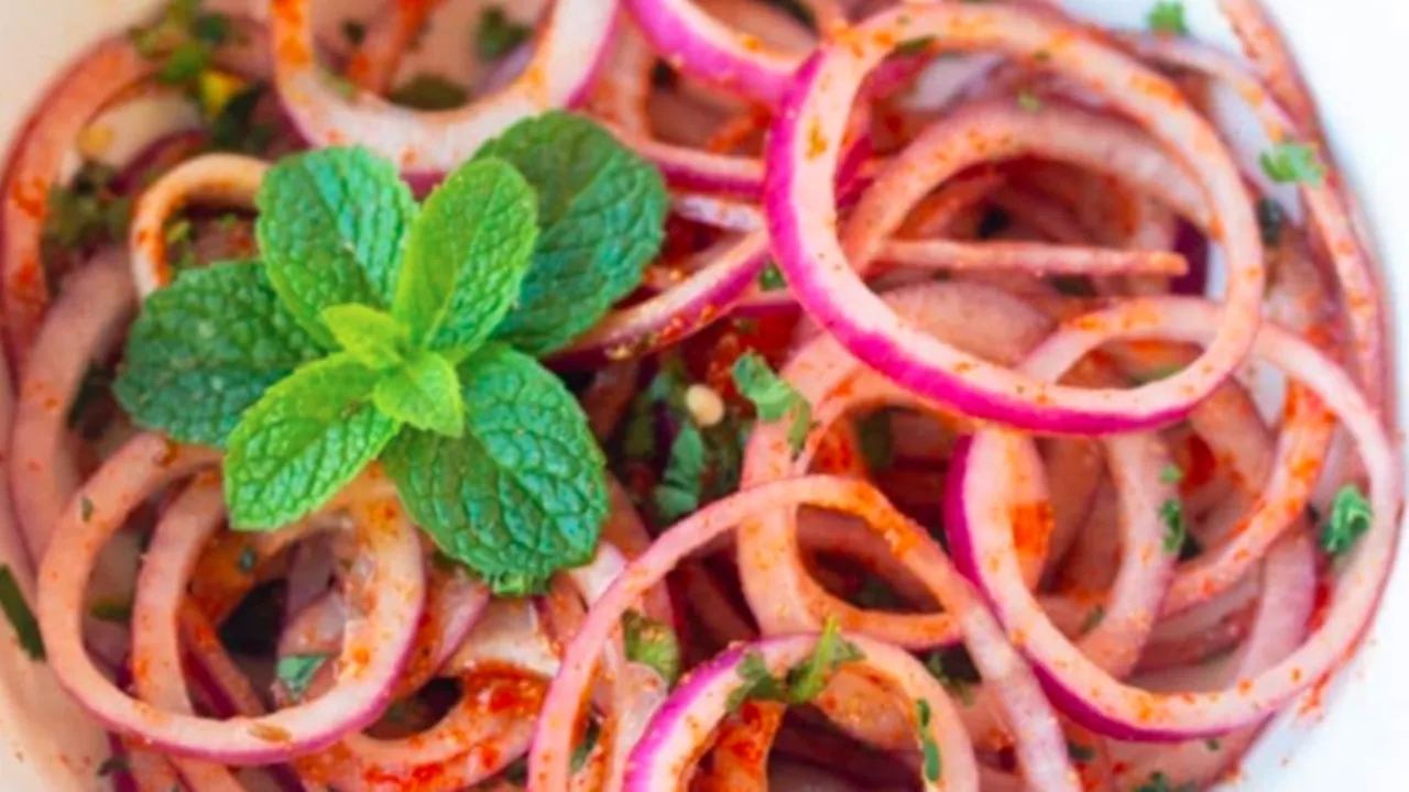 Instant Onion Pickle recipe: কখনও পেঁয়াজের আচার খেয়েছেন? না খেয়ে থাকলে অবশ্যই ট্রাই করে দেখুন