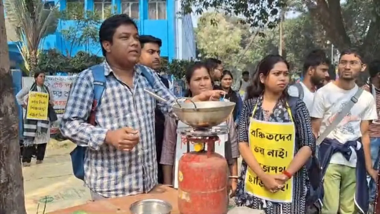 innovative protest by tet passed job aspirants,2022 Primary TET,Primary TET,TET,Salt Lake News,west bengal news,latest bengali news,bengali news,mamata banerjee,বেকার মেলা, প্রাইমারি টেট
