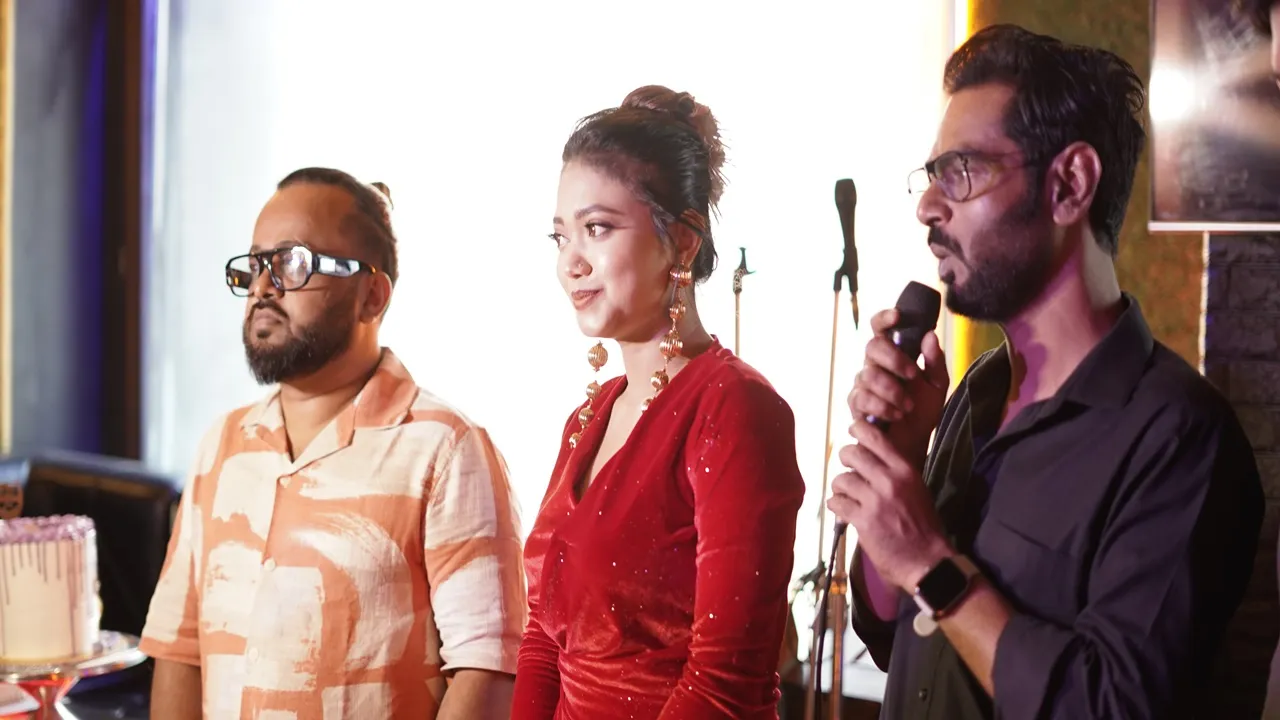 প্রেমের গানে  প্রসূনের মিউজিক ভিডিওতে তাঁর সঙ্গে রোম্যান্সে মত্ত দীপর্ণা। গত বছর ১২ ফেব্রুয়ারি একপ্রকার চুপিসারেই বিয়ে সেরেছিলেন প্রসূন-পিয়ালি। শহর থেকে দূরে একটি বাগান বাড়িতে ডেস্টিনেশন ওয়েডিং সেরেছিলেন তাঁরা। বছর ঘুরতেই তারকা দম্পতির জীবনে এল নতুন সুখ। মিউজিক ভিডিওতে গান গেয়েছেন শুভজিৎ রাউত ও সৌরভ দে। গীতিকারও তাঁরা দুজনই। আর গানে সুর দিয়েছেন সৌরভ দে। রোম্যান্সের পাশাপাশি এই গানে রয়েছে ট্রাজিডিও। ছোট ছোট স্বপ্নের বুনোটে মিউজিক ভিডিওটি বনিয়েছেন প্রসূন গায়েন। 