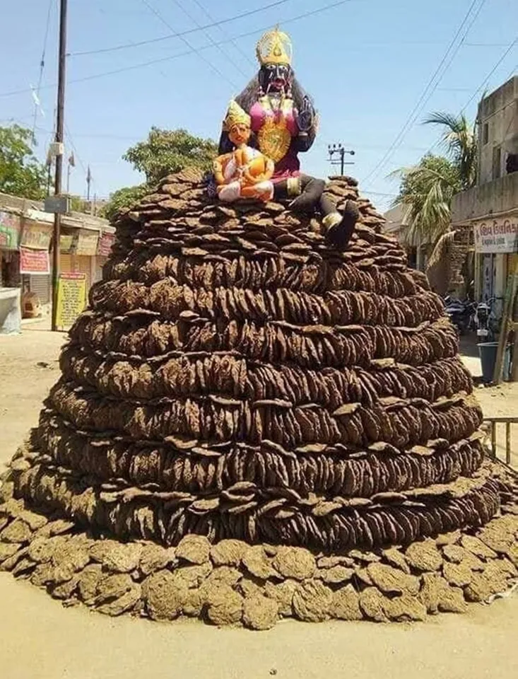Holika Dahan: হোলিকা দহনের ঐতিহ্য বহুযুগ ধরে চলে আসছে, যাতে কাঠের সঙ্গে গোবরের ঘুঁটেও পোড়ানো হয়