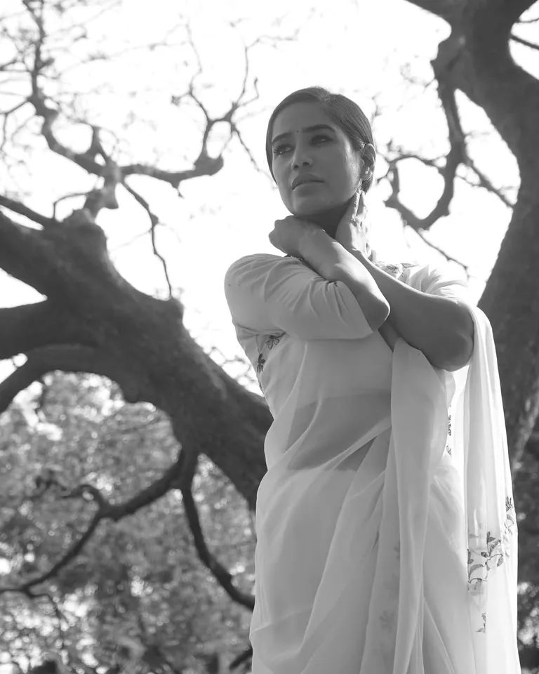 সাদা-কালো আবহে