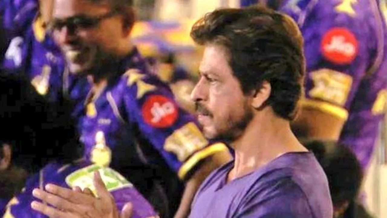 KKR-Shah Rukh Khan: কেকেআরের ম্যাচ দেখতে উপস্থিত দলের জার্সিতে শাহরুখ খান