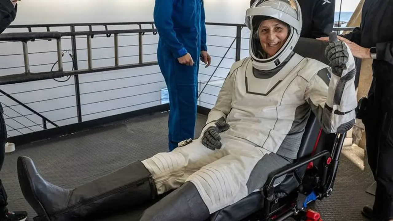 Sunita Williams: ৯ মাস পর পৃথিবীতে ফিরে কাকে জড়িয়ে ধরলেন সুনীতা উইলিয়ামস?