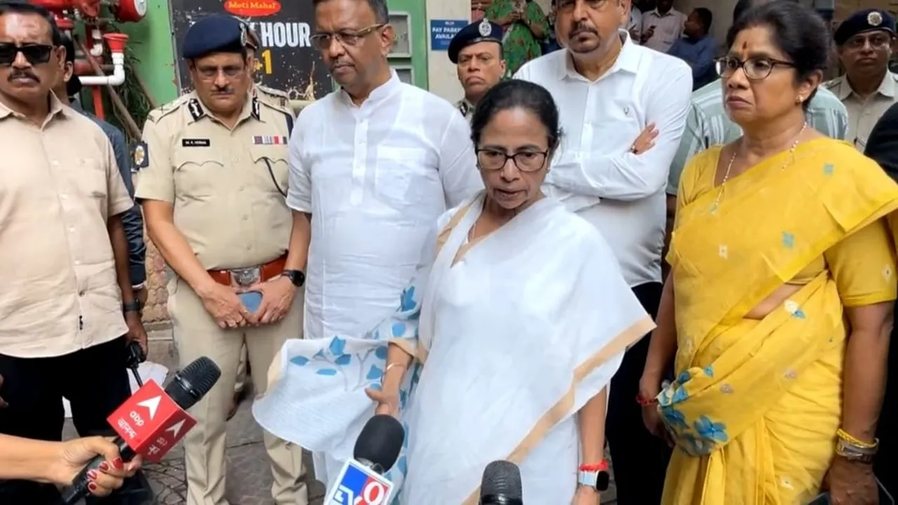 Burrabazar  ,Rituraj Hotel  ,Fire incident,  Mamata Banerjee,  Kolkata fire,  Fire brigade  ,Hotel fire Kolkata,বড়বাজার,  ঋতুরাজ হোটেল,  অগ্নিকাণ্ড,  মমতা বন্দ্যোপাধ্যায়,  অগ্নি দুর্ঘটনা,  কলকাতা খবর  ,দমকল বাহিনী