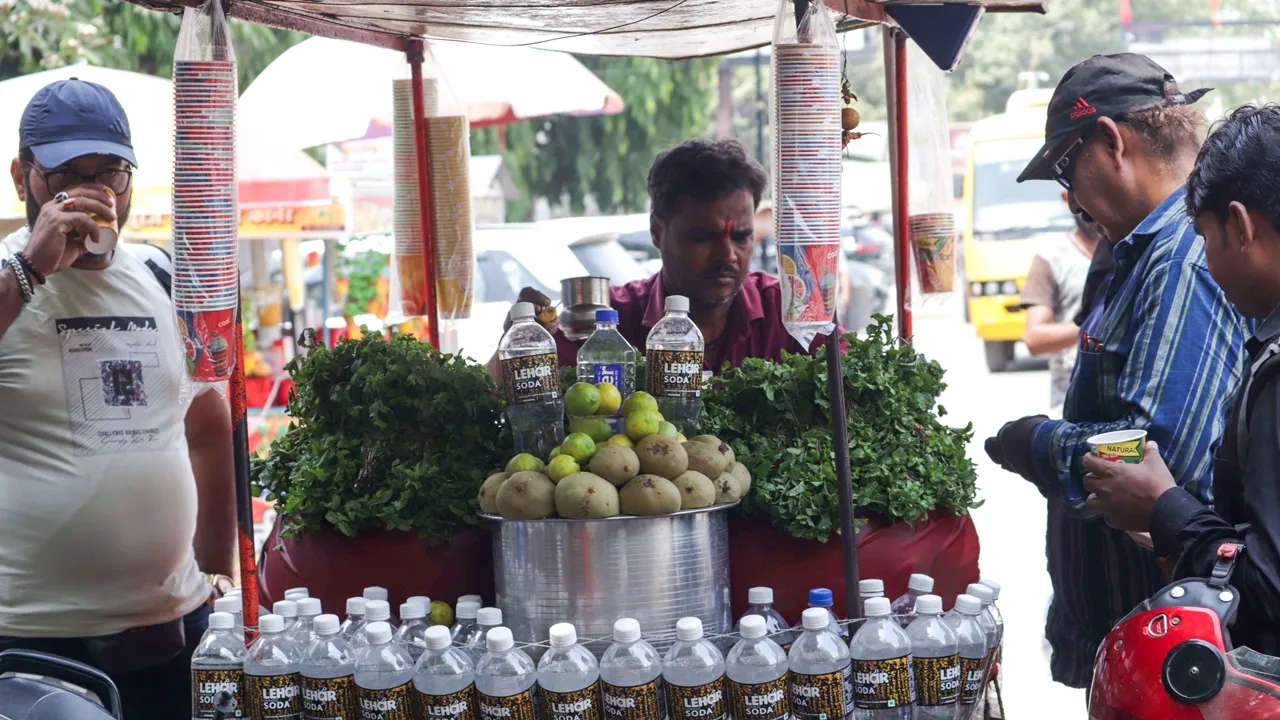 Aam Panna: গরমের সময় বাজারে দেদার আমপানা বিক্রি হয়।