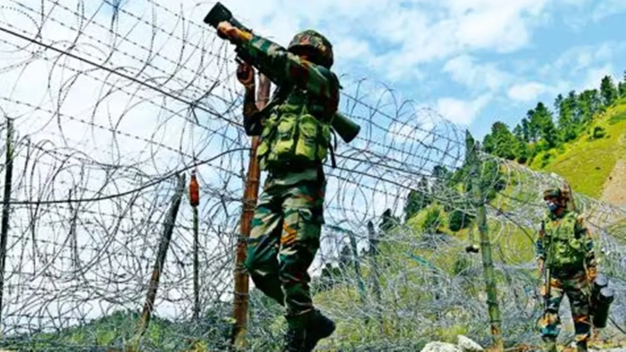 LoC on the Edge: কাশ্মীর সীমান্তে ভারতীয় সেনার টহলদারি। (ফাইল ছবি)