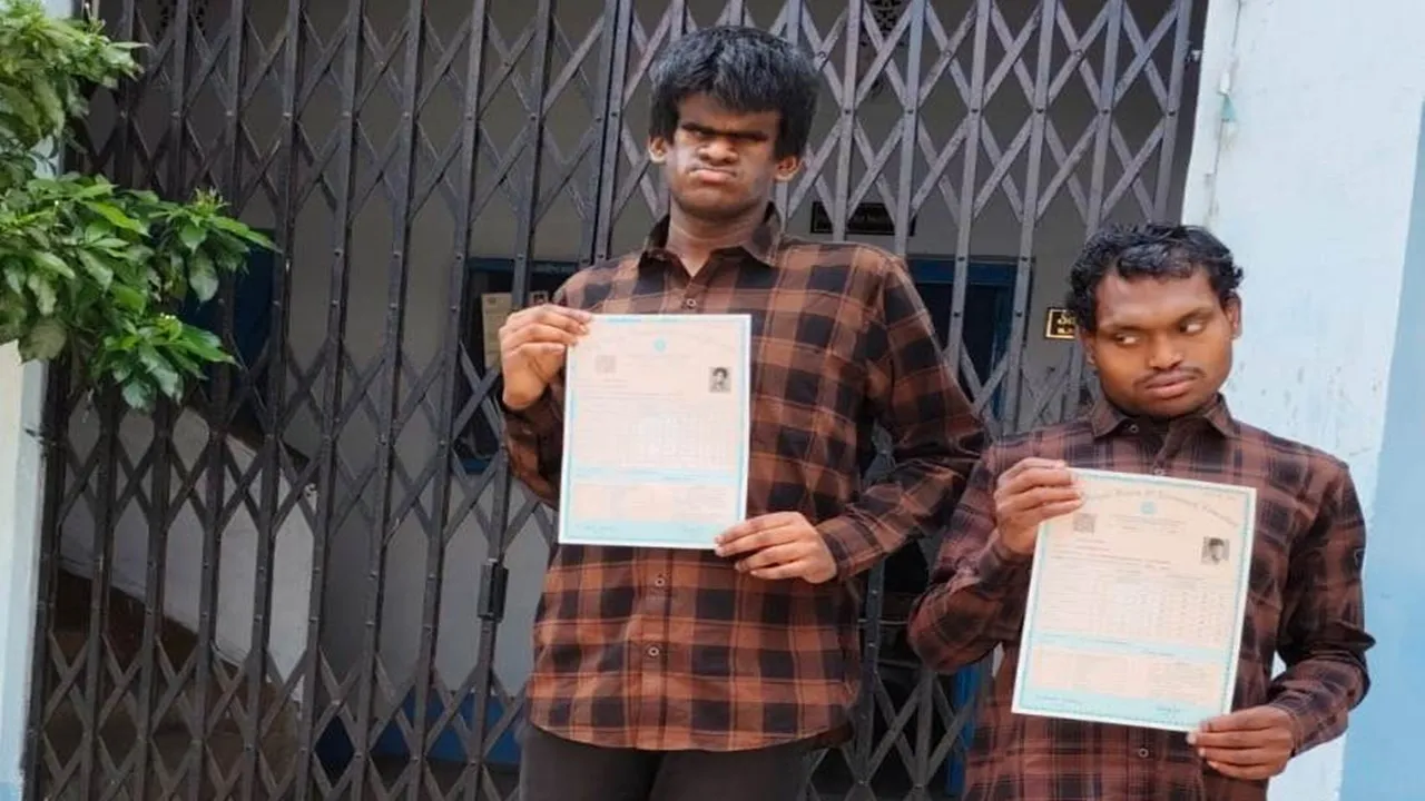 Success Story: মাধ্যমিকে দৃষ্টিহীন হলেও দারুন ফল