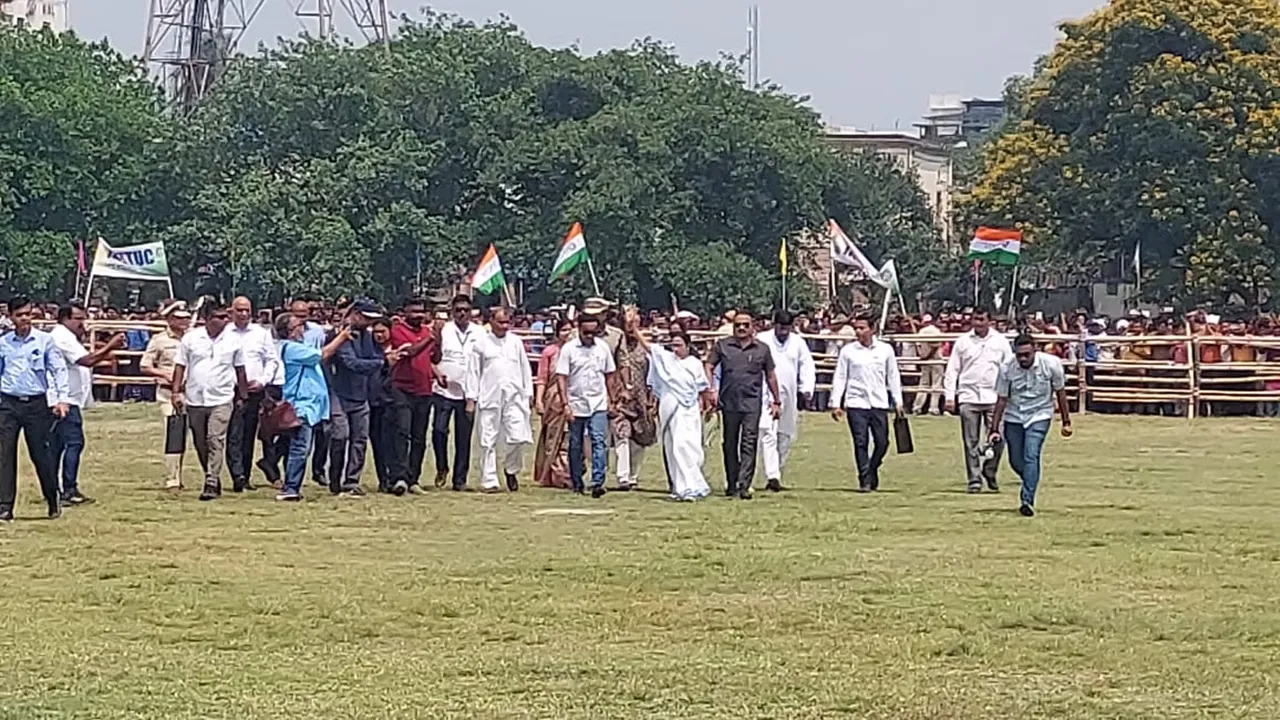 Murshidabad,  Communal violence  ,Chief Minister,  Mamata Banerjee  ,Administrative meeting,  Restoration of peace  ,West Bengal governmen,t Law and order,  Riot-affected areas,  Political message,মুর্শিদাবাদ  ,সাম্প্রদায়িক হিংসা,  মুখ্যমন্ত্রী  ,মমতা বন্দ্যোপাধ্যায়  ,প্রশাসনিক বৈঠক