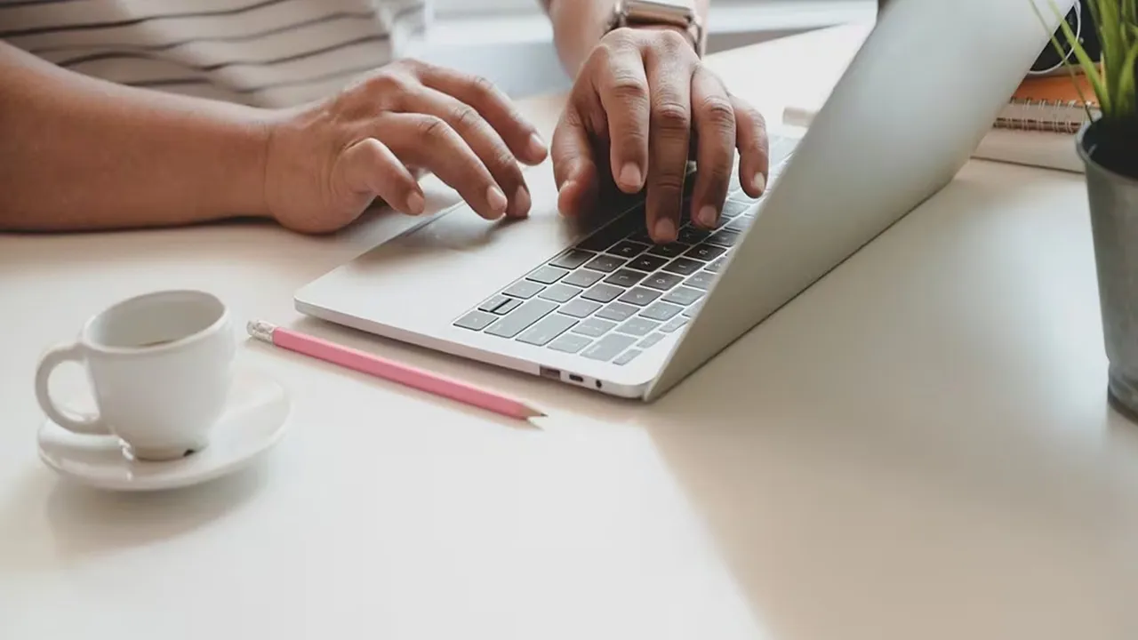 Laptop overheating: গরম হয়ে যাচ্ছে ল্যাপটপ।