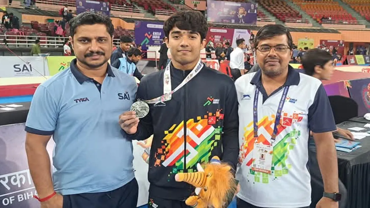 Niladri Sarkar gymnast: সাইয়ের কোচ এবং বাংলা টিমে ম্যানেজারের সঙ্গে সোনার ছেলে নীলাদ্রি সরকার