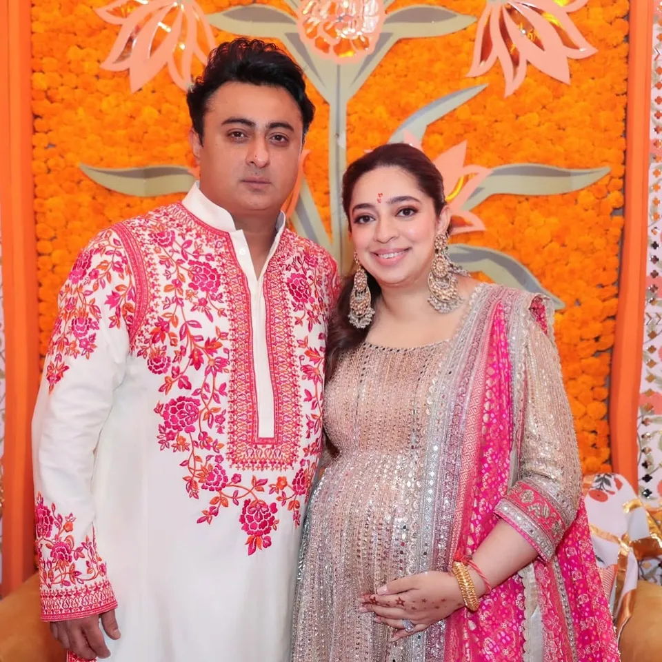 বেবি বাম্প প্রদর্শন করে...  দুধ সাদা গাউনে বেবি বাম্প প্রদর্শন করেছেন নিধি। সেই সঙ্গে একটি লম্বা চওড়া ক্যাপশনও দিয়েছেন। যার মাধ্যমে তিনি বলতে চেয়েছেন, অনকটা কষ্ট করে মাতৃত্বের স্বাদ আস্বাদনের স্বপ্নপূরণের পথে এগতে পেরেছেন। এই জার্নির সঙ্গে জড়িয়ে রয়েছে অনেক যন্ত্রণা, চোখের জল। একজন প্রকৃত জীবনসঙ্গী থাকলেই মেয়েরা 'ট্রাইং টু কনসিভ'-এর লক্ষ্যে আত্মবিশ্বাসের সঙ্গে এগিয়ে যেতে পারে। পরিবার আর বন্ধুদের মানসিক সাপোর্ট এই সময় কতটা প্রয়োজন সেই কথাও বলেছেন নিধি। 