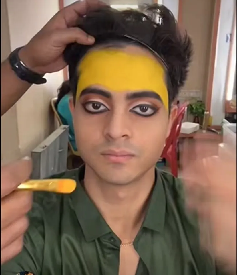 কতক্ষণের পরিশ্রমের ফল?  অভিনেতা বলেন, 'মেক আপটা করতে তিন ঘণ্টার বেশি সময় লাগার কথা। কিন্তু, দীপঙ্করদা দুঘণ্টার মধ্যেই করে দিয়েছেন। আমার সিনেমার কাজ শুরু হবে। তাই এখন অনেকটা ব্যাঙ্কিংও করে রাখতে হচ্ছে। সময়টা কম।'