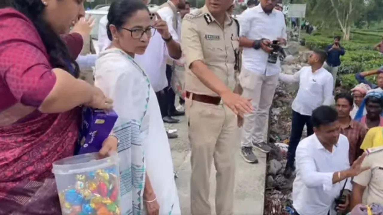 মানবিক মমতা! হঠাত থামল কনভয়,আবেগঘন মুহূর্ত মন ছুঁয়ে গেল লাখো বাঙালির 