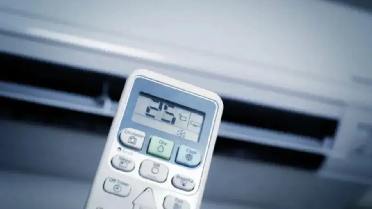 AC Remote: গরমের দিনে এসির বিকল্প নেই। 