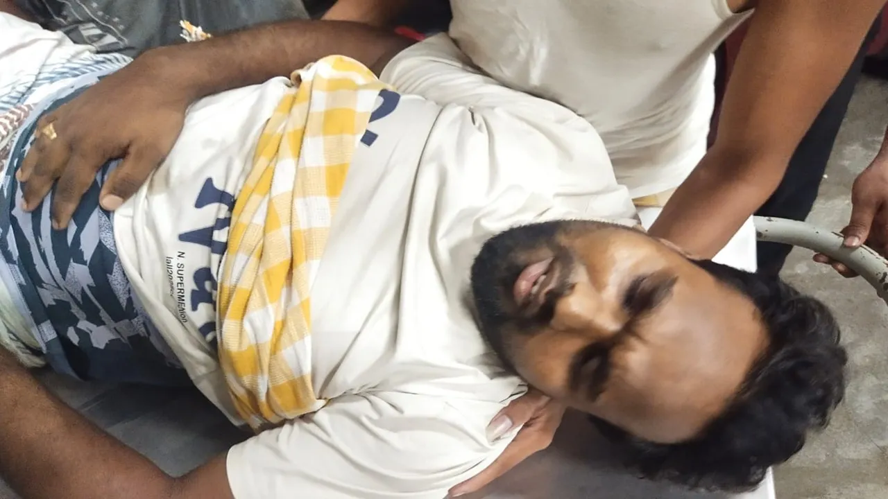 Malda Kaliachak shootout  ,Kaliachak youth shot  ,Karim Khan shooting  ,Majampur litchi orchard shooting,  Malda gunfire incident 2025,  Kaliachak criminal attack  ,Malda shooting suspect,  Kaliachak police investigation,  Malda gun violence news,  Kaliachak crime update,মালদা কালিয়াচক শুটআউট,  কালিয়াচক গুলিবিদ্ধ যুবক  ,করিম খান গুলি  ,মজমপুর লিচু বাগান গুলি,  মালদা শুটআউট ২০২৫,  কালিয়াচক দুষ্কৃতী হামলা