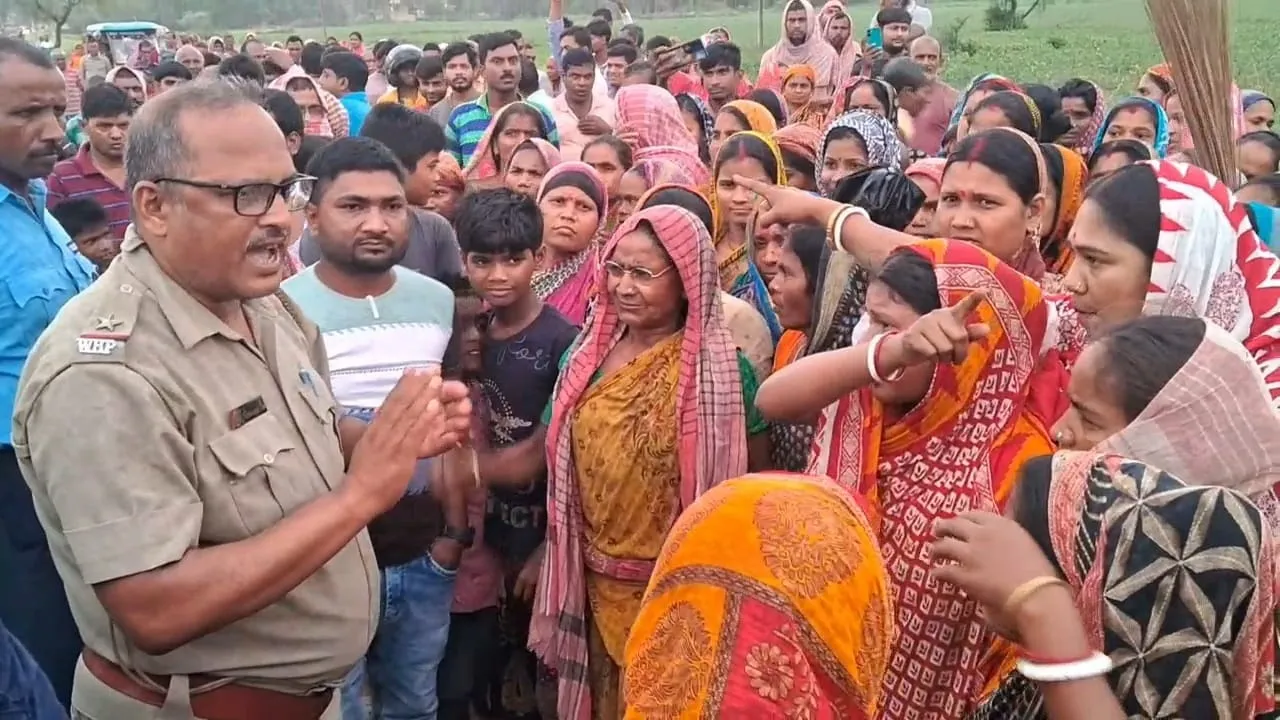 Malda Bhutni liquor shop protest,  Women protest liquor store Malda,  Anti-liquor protest Bhutni  ,Malda women liquor shop removal  ,Bhutni women protest liquor vend,  Liquor shop protest Malda women,  Bhutni anti-liquor demonstration,  Malda women demand liquor shop closure,  Bhutni liquor store protest by women,  Malda liquor shop relocation protest,মালদা ভূতনি বিক্ষোভ,  মহিলা বিক্ষোভ মদের দোকান,মদ বিরোধী আন্দোলন , মালদা মহিলা প্রতিবাদ