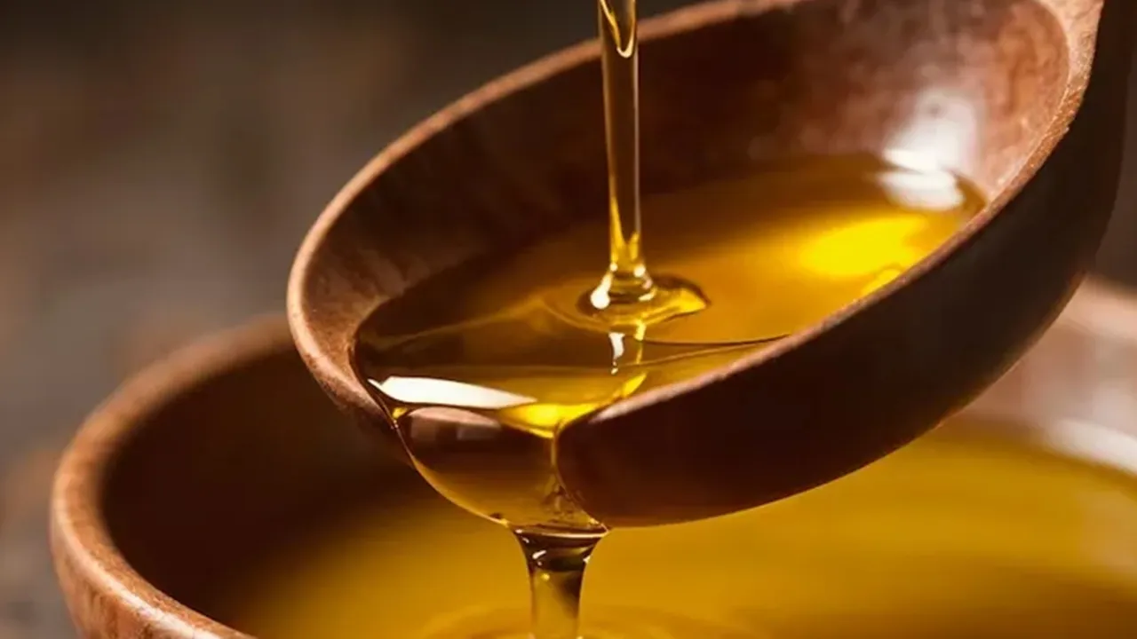 Castor oil eye treatment: চোখের নীচে কালো দাগ বা ফোলা ভাব দূর করতে ক্যাস্টর অয়েল দারুণ কাজ দেয়।