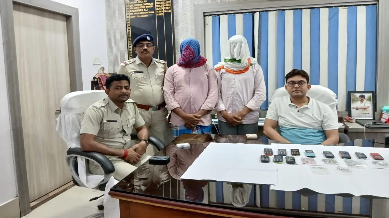 Murshidabad,  Beldanga  ,Illegal SIM cards,  Mobile phone seizure  ,Arrest  ,Cyber crime  ,SIM card smuggling  ,Online fraud , SIM card fraud,  Security threat,মুর্শিদাবাদ,  বেলডাঙা  ,বেআইনি সিমকার্ড  ,মোবাইল ফোন জব্দ,  গ্রেফতার,  সাইবার অপরাধ,  সিমকার্ড পাচার,  অনলাইন প্রতারণা,  সিমকার্ড জালিয়াতি  ,নিরাপত্তা হুমকি