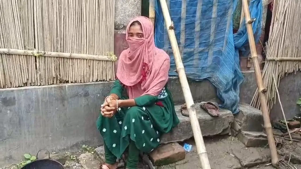 Murshidabad woman protest for marital rights  ,Hariharpara Abdulpur wife status demand  ,woman stages dharna at husband's house,  marital recognition protest West Bengal,  wife's rights demonstration India ,মুর্শিদাবাদ স্ত্রীর মর্যাদার দাবি,  হরিহরপাড়া আব্দুলপুর ধরনা,  স্ত্রীর অধিকার আন্দোলন,  স্বামীর বাড়ির সামনে প্রতিবাদ  ,বিয়ে ও সামাজিক স্বীকৃতি