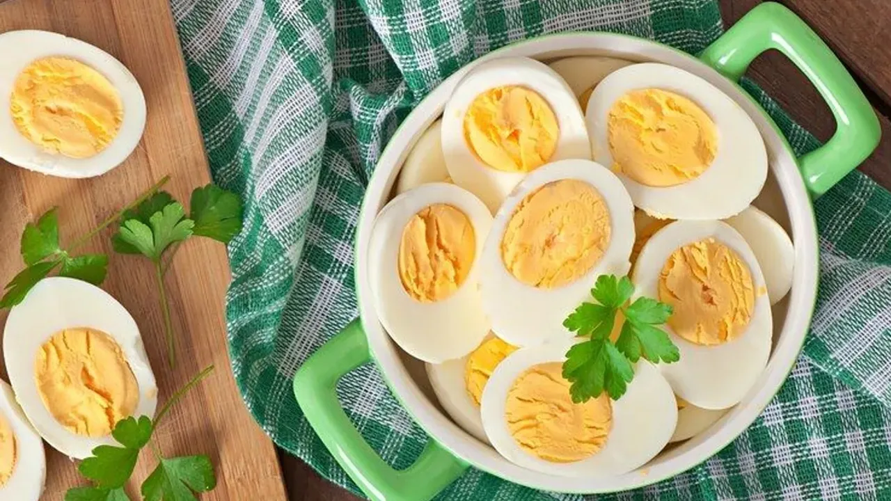 Daily egg benefits and risks explained with nutrition facts: অনেকেই আছেন, যাঁরা প্রতিদিন ডিম খান।