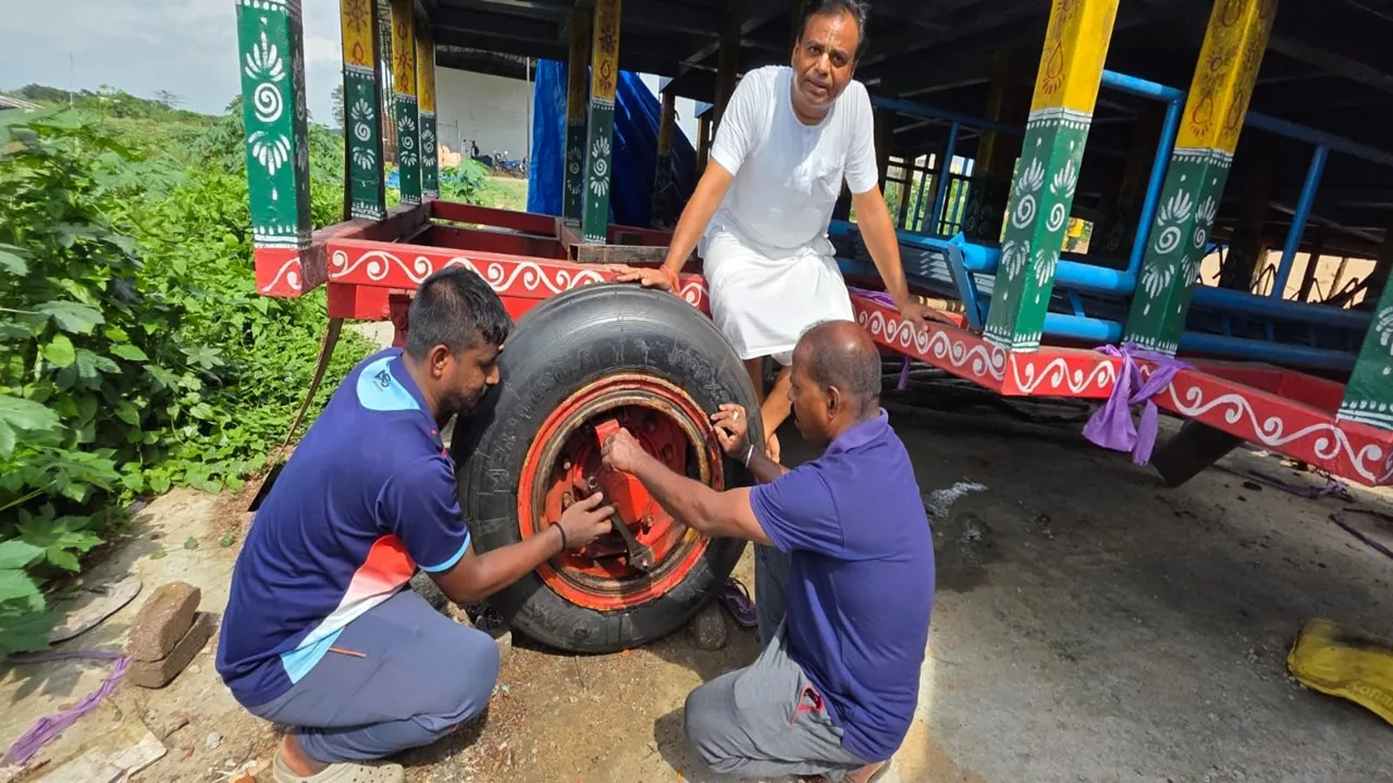 kolkata iskcon attached wheels of figter jet sukhoi in jagannath rath,ইসকনের রথে সুখোই যুদ্ধবিমানের চাকা, বোয়িং ৭৪৭