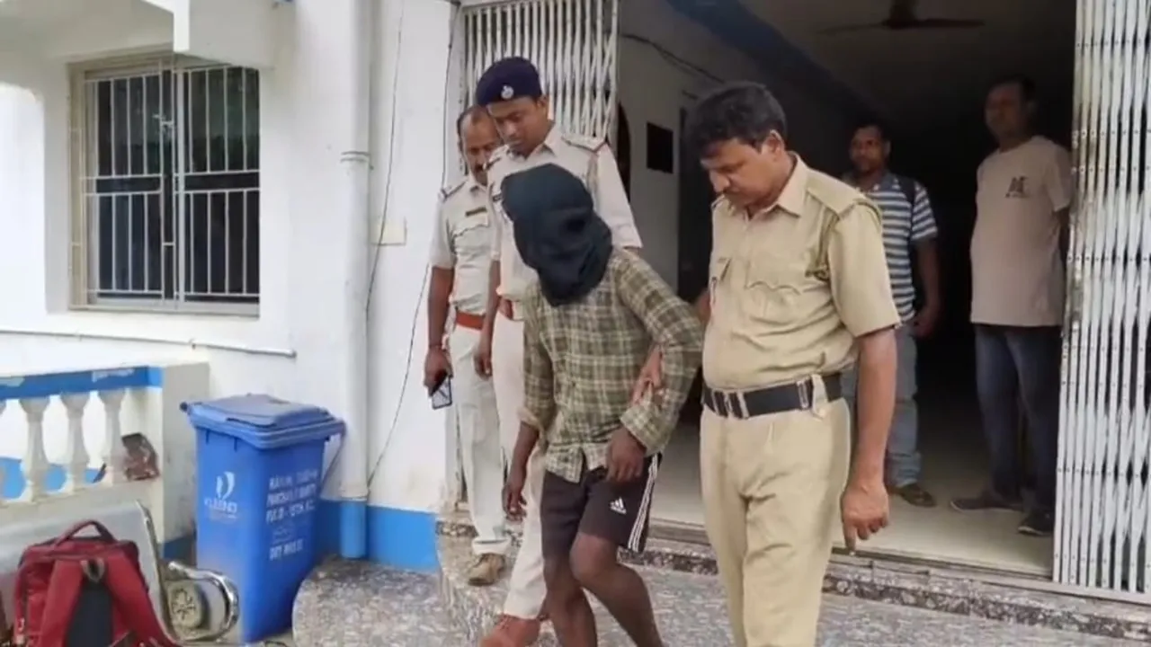 Murshidabad Bangladeshi infiltrators arrested,  Raninagar illegal immigration,  BSF border operation  ,Fake Aadhaar cards,  Foreigners Act 144/14C,  Rajshahi Chapainawabganj infiltration,  Illegal entry via touts,  মুর্শিদাবাদ অনুপ্রবেশকারী গ্রেফতার,  রানিনগর বাংলাদেশি গ্রেফতার,  সীমান্তে বিএসএফ অভিযান,    জাল আধার কার্ড  , ১৪৪/১৪সি ফরেন অ্যাক্ট  ,রাজশাহী চাঁপাইনবাবগঞ্জ অনুপ্রবেশ  ,দালাল মাধ্যমে অনুপ্রবেশ
