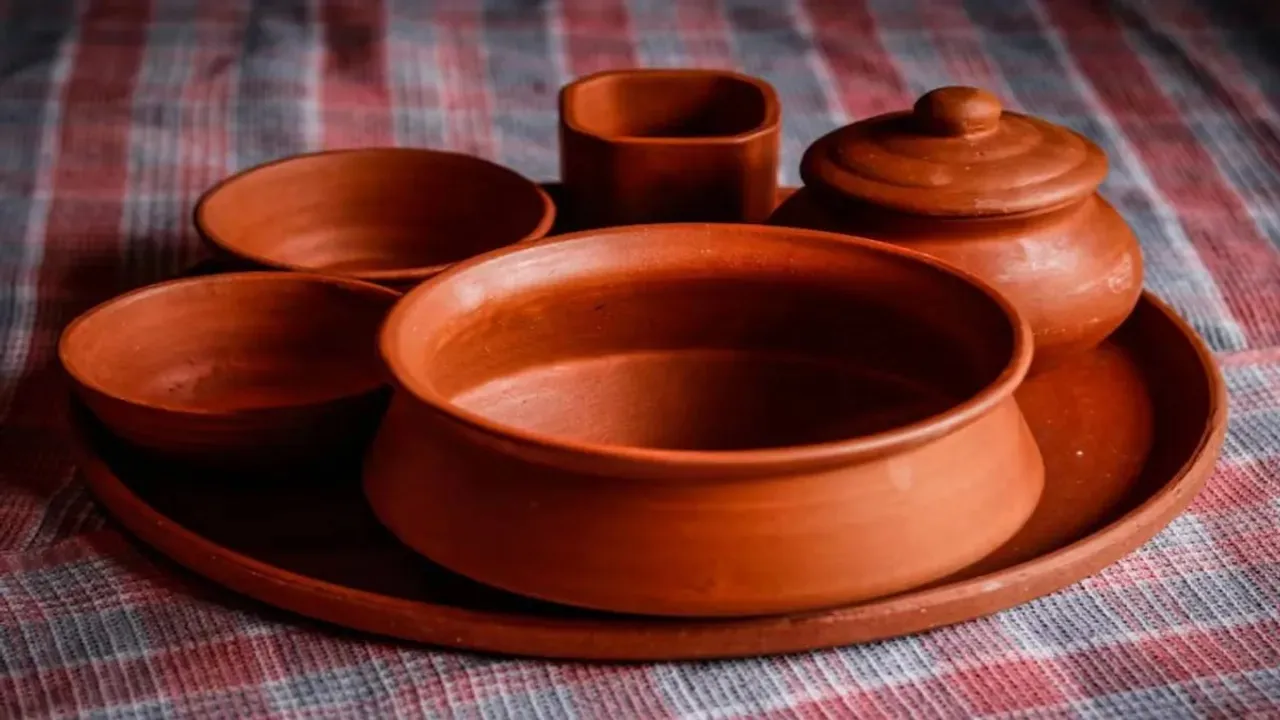 Clay Pot Lifestyle: গ্যাসের আগুনে অনেকসময়ই মাটির হাঁড়ি ফেটে যাচ্ছে বলে অভিযোগ।