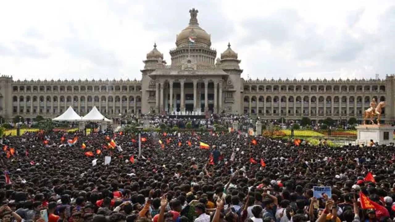 Bengaluru Stampede:  কর্ণাটকের বিধান সৌদার কাছে তখন হাজার হাজার মানুষের ভিড়