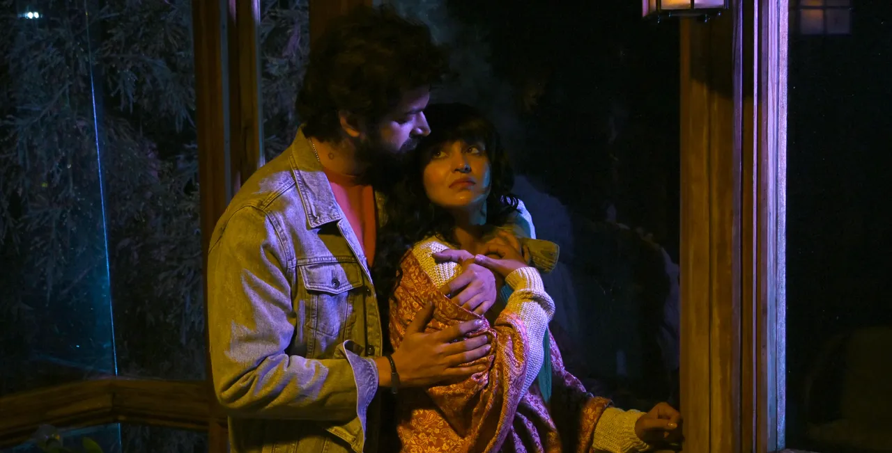 রহস্যে বেড়াজাল!  ইতিমধ্যে  ছবির  শুটিং হয়ে গিয়েছে উত্তরবঙ্গ ও কলকাতার বিভিন্ন স্থানে। এই ছবির গল্প শুধু কল্পনা নয়, এটি মানুষের চিন্তা ও অনুভূতিকে এক নতুন জগতে নিয়ে যাবে। এখানে বৃত্ত সময়ের প্রতীক যা কখনও শেষ হয় না। জীবন সময় বা অভিজ্ঞতা সবই একটি অনন্ত চক্রে ফিরে ফিরে আসে। আর এই সময়চক্রের মধ্যেই লুকিয়ে আছে এক অজানা রহস্য। উল্লেখ্য এই ছবিতে আধুনিক প্রযুক্তি, স্পেশাল এফেক্টস ও সিনেমাটোগ্রাফির সাহায্যে কল্পনা ও বাস্তবের মাঝে সীমারেখা ভেঙে এক নতুন অভিজ্ঞতা তৈরি করবে টিম বৃত্ত রহস্য। 