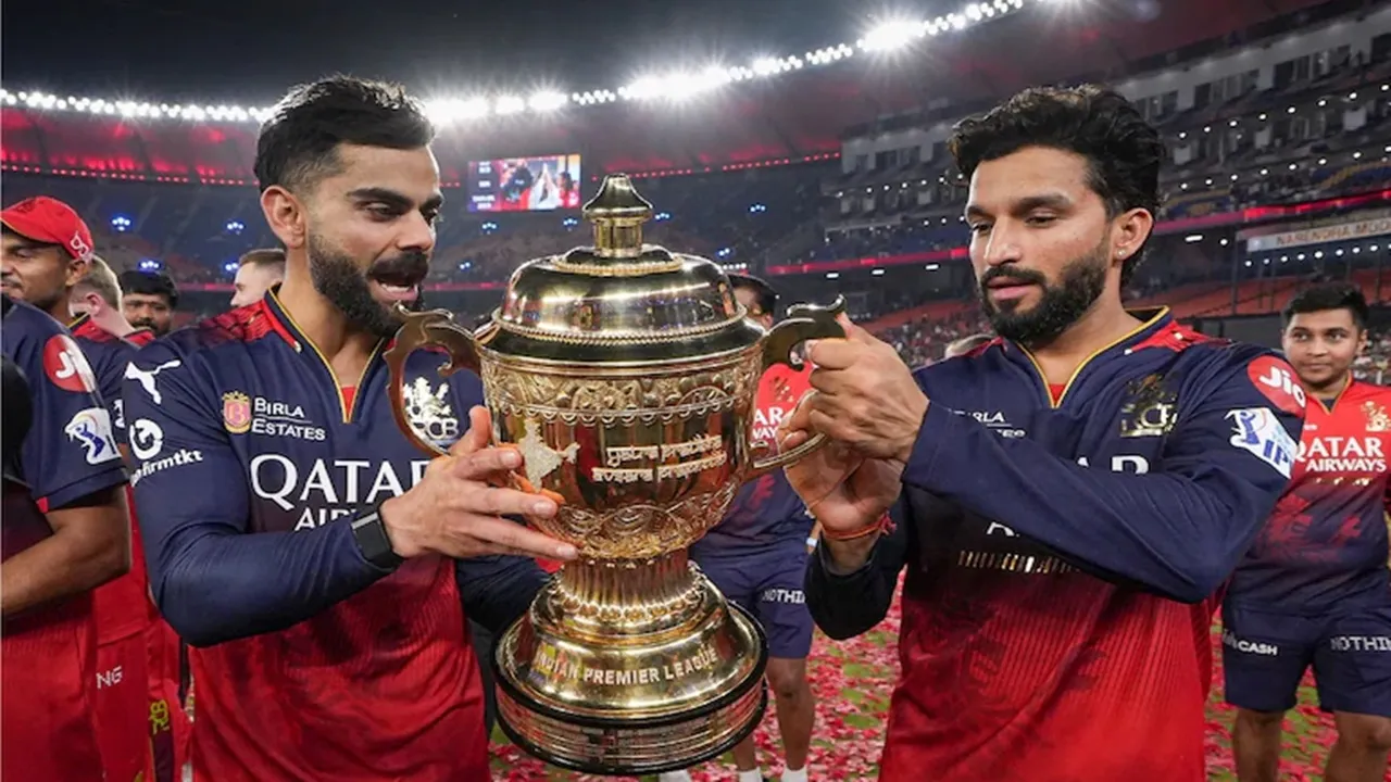 Virat-Rajat IPL: তিনি নিজের একটি ব্যাট পাতিদারের দিকে ছুঁড়ে দেন