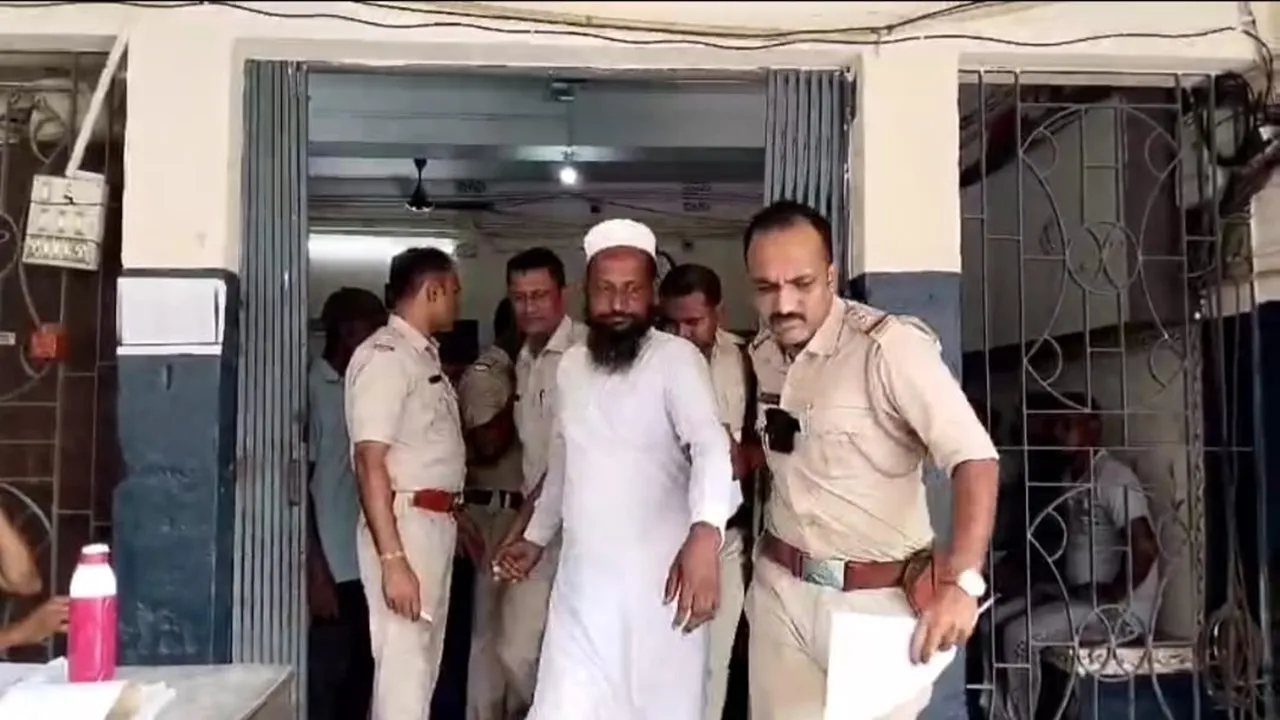 Bongaon  ,Bangladeshi infiltrator,  Arrested,  Bagda border  ,Fake identity documents,  Police operation  ,North 24 Parganas  ,Illegal entry  ,Smuggling network,বনগাঁ,  বাংলাদেশি অনুপ্রবেশকারী  ,গ্রেফতার  ,বাগদা সীমান্ত,  নকল পরিচয়পত্র  ,পুলিশি অভিযান,  উত্তর ২৪ পরগনা,  ভুয়া পরিচয়,  দালাল চক্র