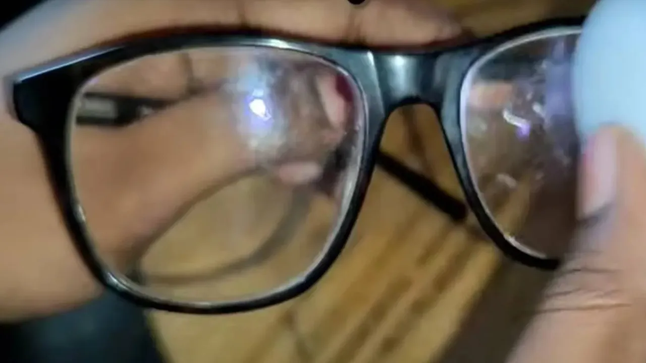 Cleaning Glasses Lifestyle: পুরোনো চশমাটাকেই যদি ঘরে বসে মাত্র কয়েকটি জিনিস দিয়ে ঠিকঠাক করে নেওয়া যায়, ক্ষতি কী?