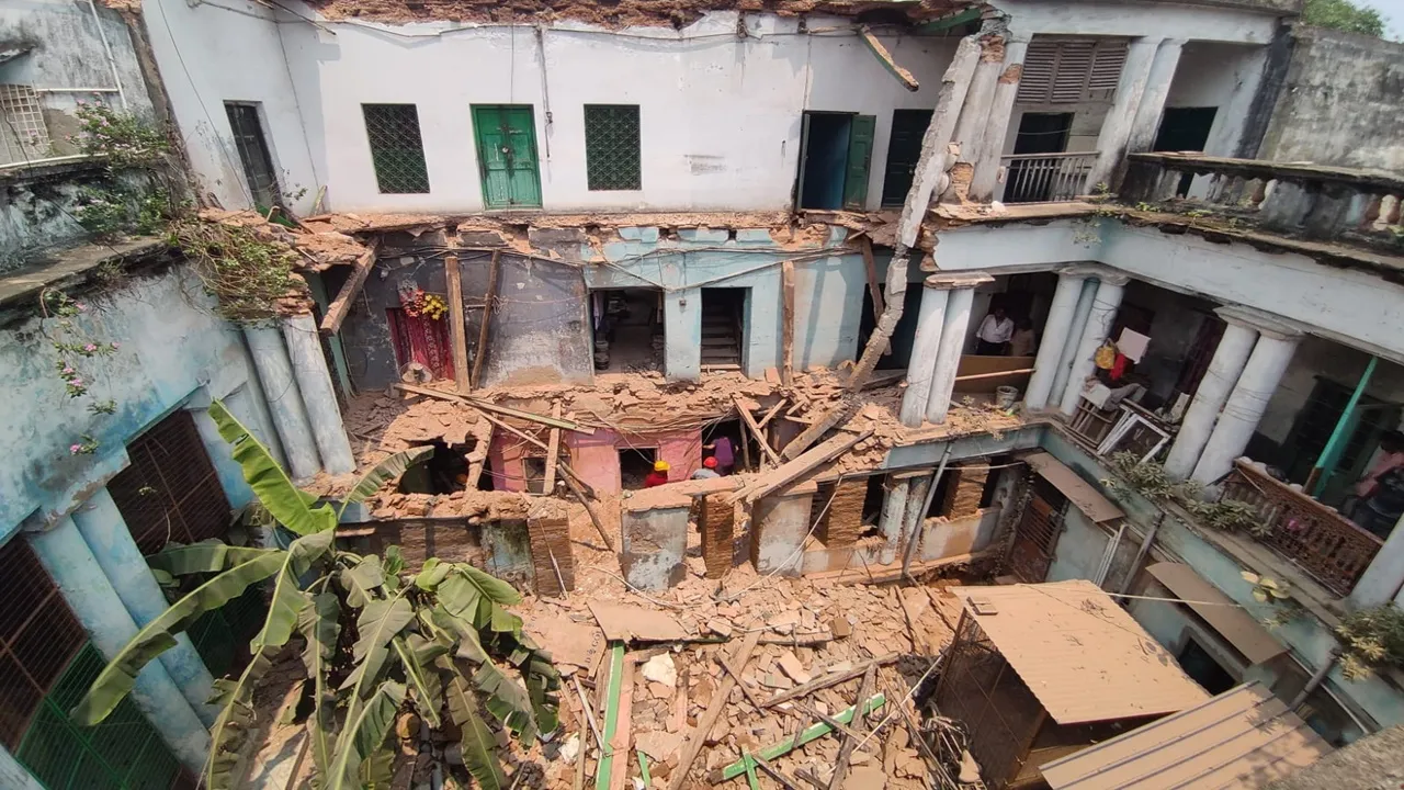 Bowbazar building collapse,Bowbazar repair work accident,Bowbazar Kolkata collapse injuries,old building collapse Kolkata,construction accident Bowbazar,century‑old building collapse Kolkata,বউবাজার ভবন ধসে পড়া  ,বউবাজার বাড়ি মেরামত দুর্ঘটনা,  বউবাজার শ্রমিক আহত  ,বউবাজার ভবন ভাঙা  ,শতাব্দী‑প্রাচীন ভবন ধসে পড়া কলকাতা  ,মেরামত চলাকালীন দুর্ঘটনা কলকাতা
